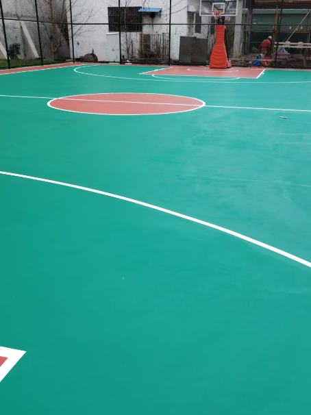 丹巴 球场长期使用易出现地面开裂